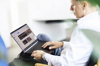 Arbeit am Laptop mit dem BAUBOOST-Programm